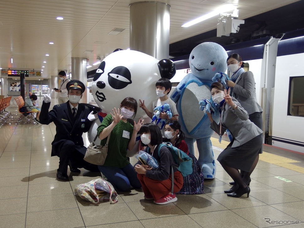 後列向かって左から成田駅の増田駅長、京成パンダ、一人おいてホヌ《写真撮影 高木啓》