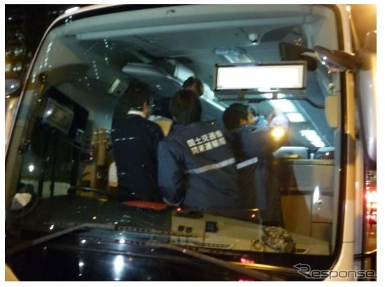 国土交通省による貸切バスの街頭検査の様子(参考画像)《画像提供 国土交通省》