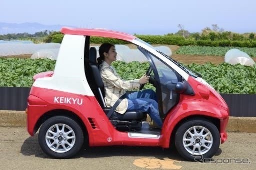 観光レンタカー、my mo(ミューモ):赤い電車デザイン”の「京急ラッピングEV2100形《画像提供 京浜急行電鉄》