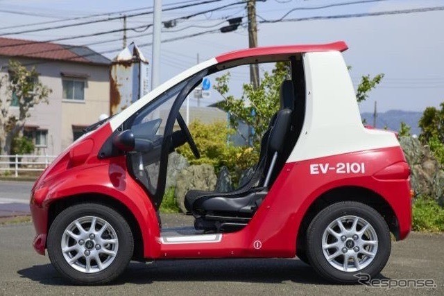 観光レンタカー、my mo(ミューモ):赤い電車デザイン”の「京急ラッピングEV2100形《画像提供 京浜急行電鉄》