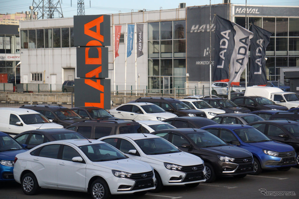 ルノーグループ、ラーダの販売店に並ぶ新車。ロシア、ジェルジンスキー市(モスクワ)《Photo by Getty Images/ゲッティイメージズ》