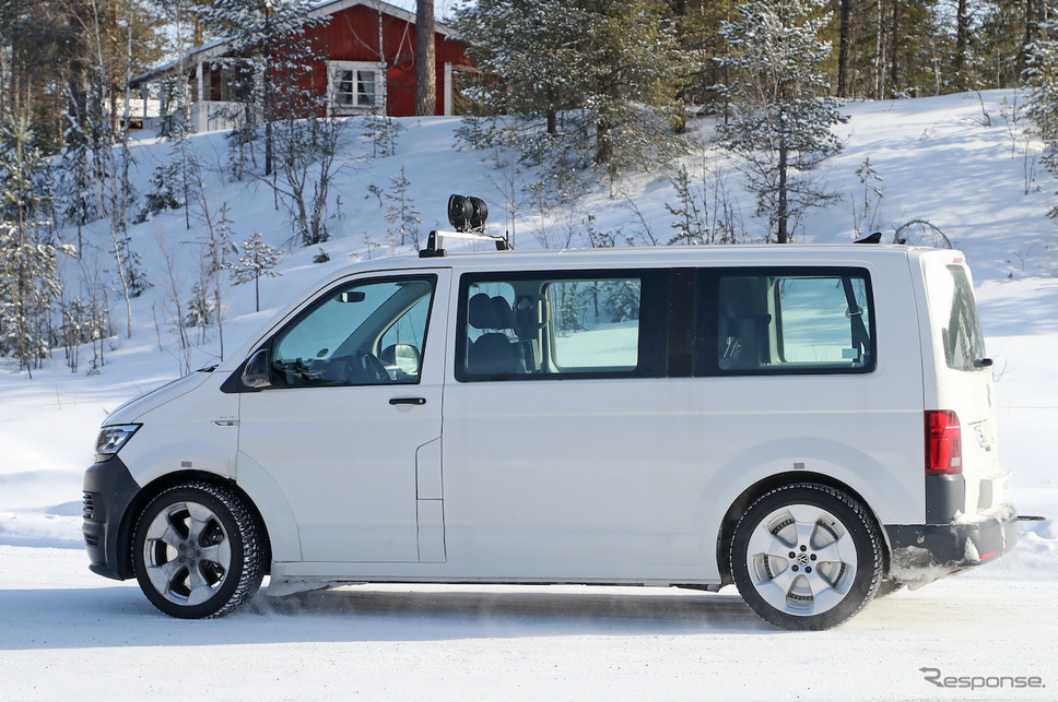 VW ID.Buzz ロングタイプの開発車両(スクープ写真)《APOLLO NEWS SERVICE》