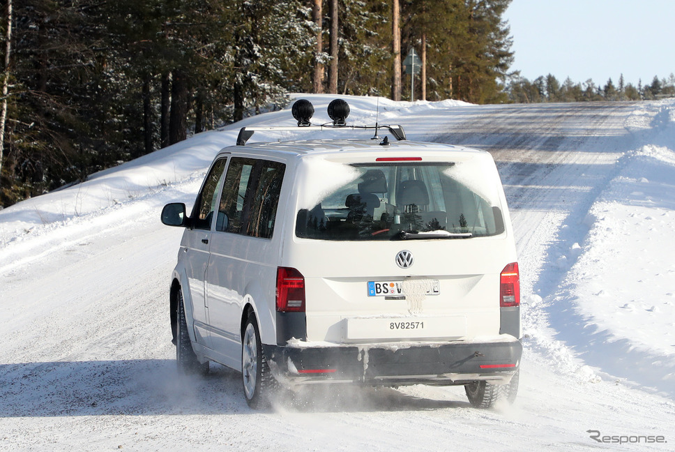 VW ID.Buzz ロングタイプの開発車両(スクープ写真)《APOLLO NEWS SERVICE》