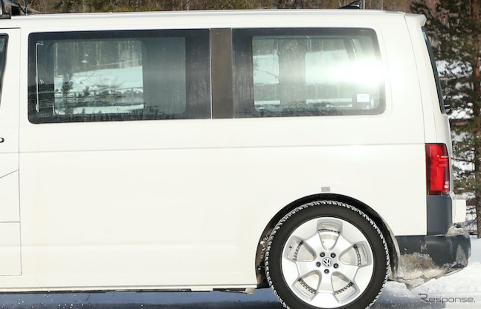 VW ID.Buzz ロングタイプの開発車両。ピラーの継ぎ目がボディの延長を示している(スクープ写真)《APOLLO NEWS SERVICE》