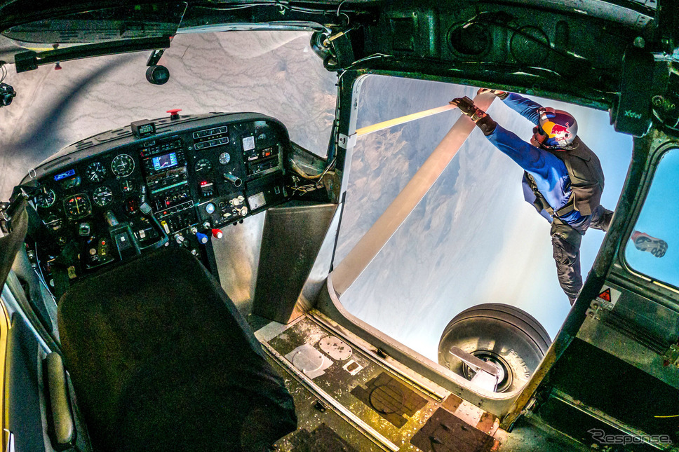 レッドブル「プレーン・スワップ」:落下中の機体に空中から到達(4月25日)。《photo by Redbull》