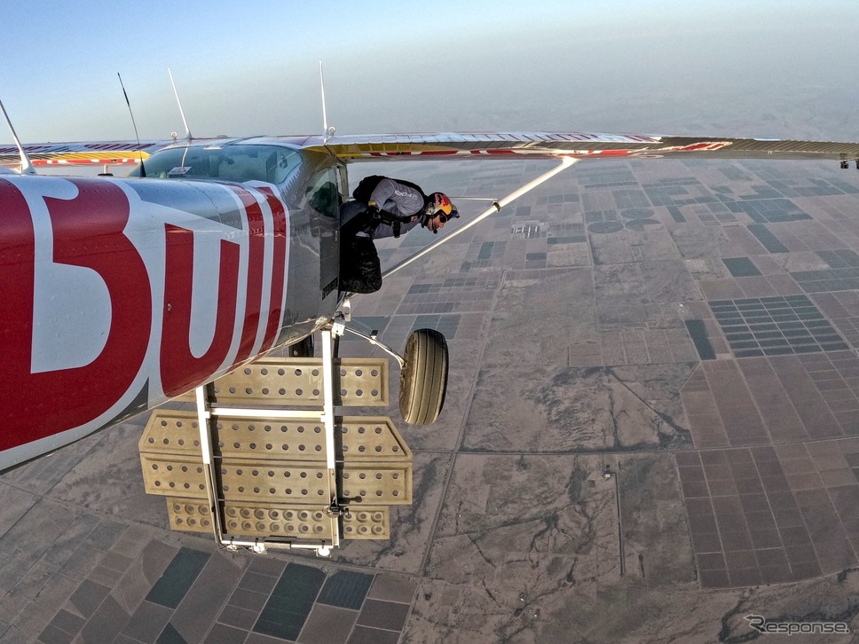 レッドブル「プレーン・スワップ」:空中に飛び出そうとするアンディ(4月25日)。《photo by Redbull》