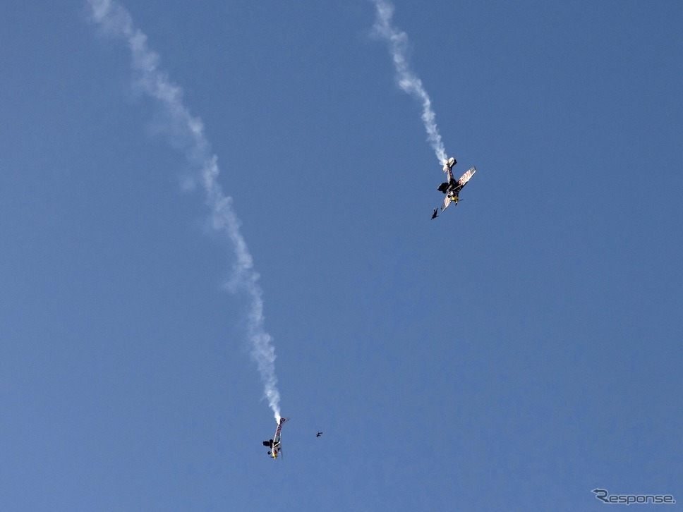 レッドブル「プレーン・スワップ」:スカイダイバー2人が空中に飛び出した直後(4月25日)。《photo by Redbull》