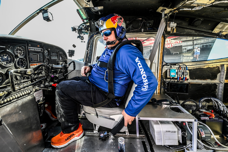レッドブル「プレーン・スワップ」の準備(4月23日)《photo by Redbull》