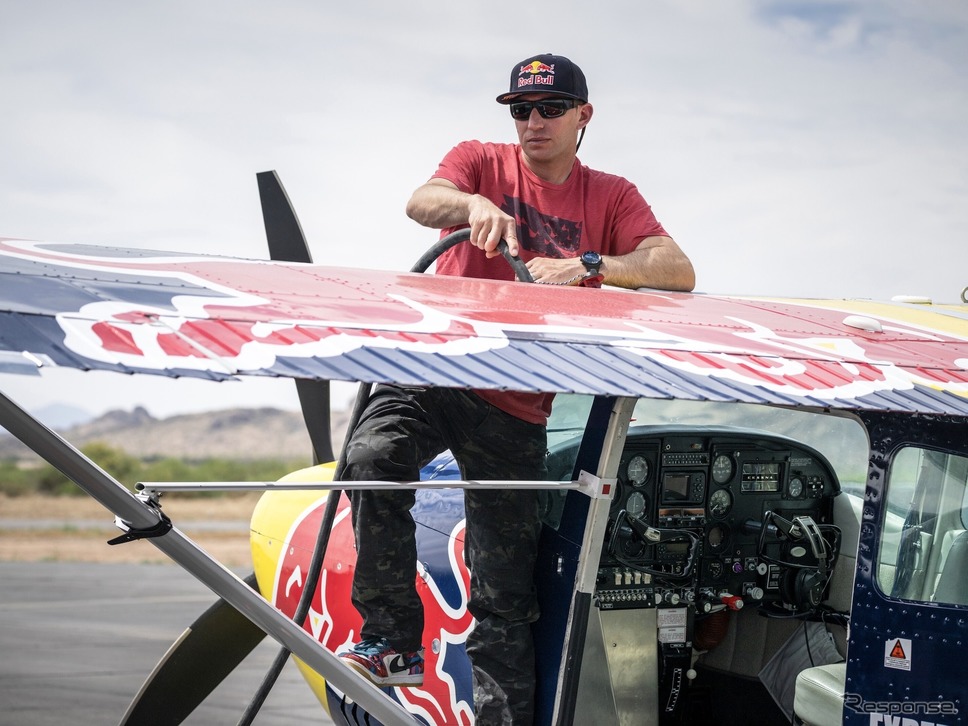 レッドブル「プレーン・スワップ」の準備(4月23日)《photo by Redbull》