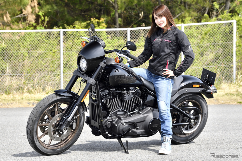 小鳥遊レイラさんとハーレーダビッドソン ローライダーS《写真撮影 雪岡直樹》
