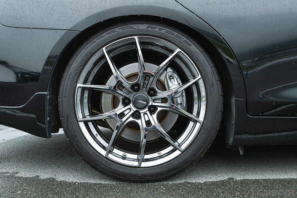 日産 スカイライン × グラムライツ57FXZ《PHOTO:豊崎 仁》