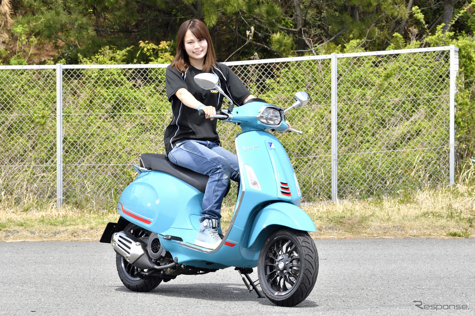小鳥遊レイラさんとベスパ スプリントS《写真撮影 雪岡直樹》