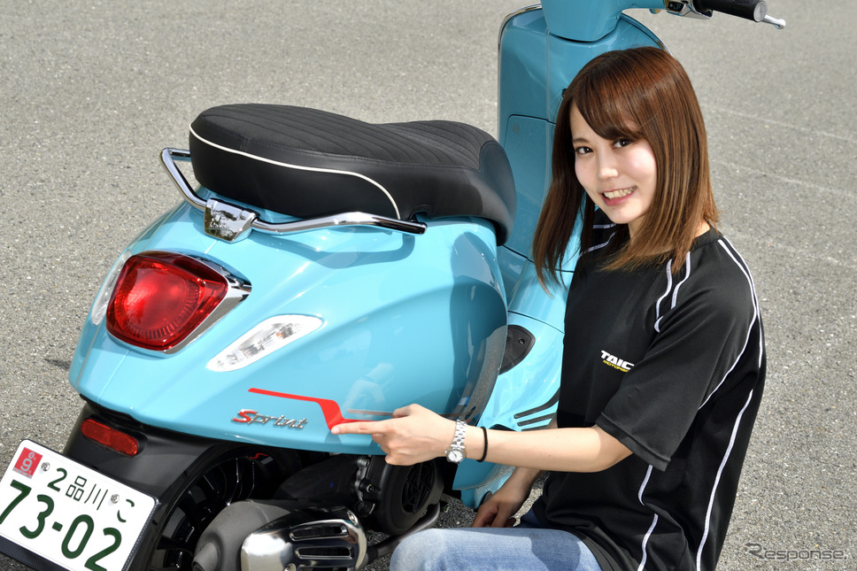 小鳥遊レイラさんとベスパ スプリントS《写真撮影 雪岡直樹》