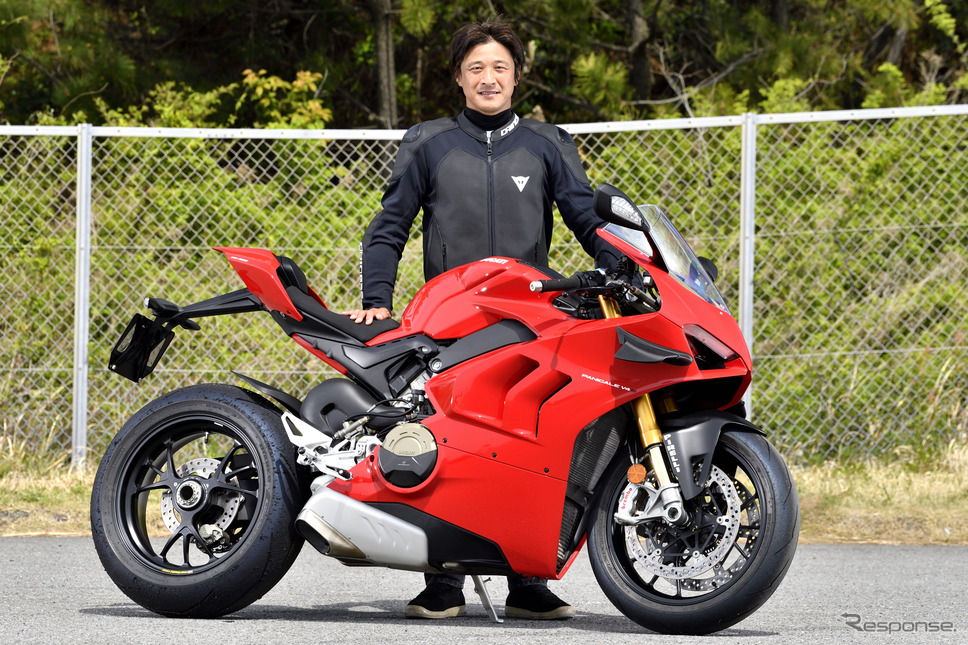 鈴木大五郎氏とドゥカティ パニガーレV4S《写真撮影 雪岡直樹》