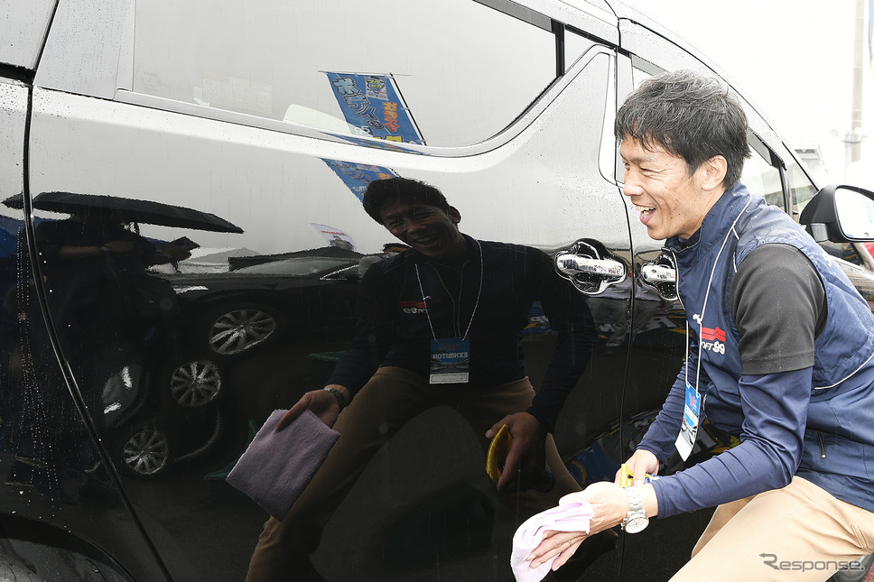 ソフト99「レインドロップ(バズーカタイプ)」実演…モーターファンフェスタ2022写真撮影:友田 宏之