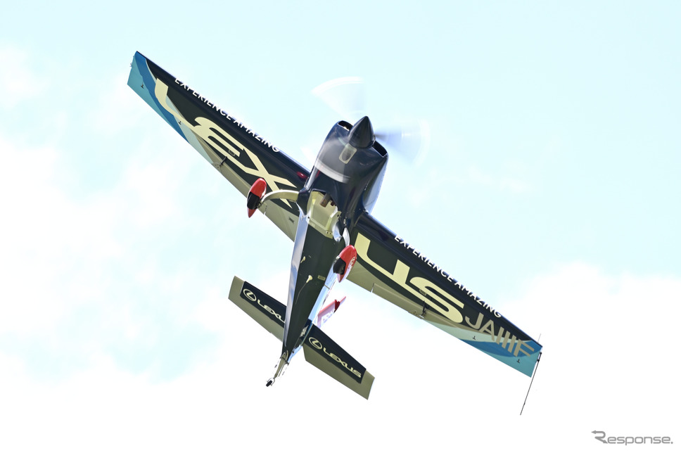 エアレースパイロットの室屋義秀選手のデモンストレーションフライト《写真撮影 雪岡直樹》