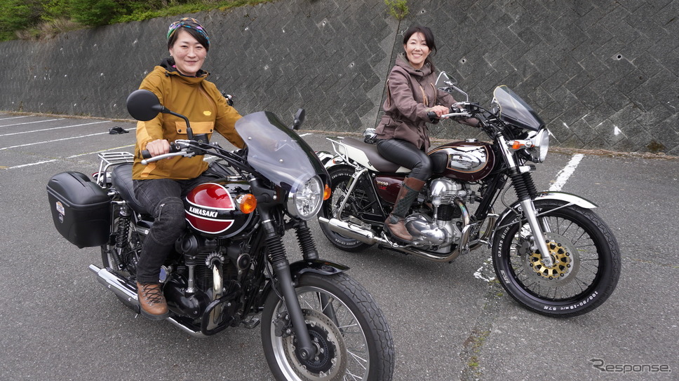 現行モデルに乗るバイク女子も興味津々。《写真撮影 青木タカオ》