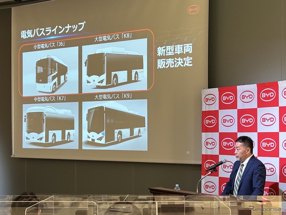 新型電気バスを発表するBYDジャパンの花田晋作取締役副社長《写真撮影 三浦和也》
