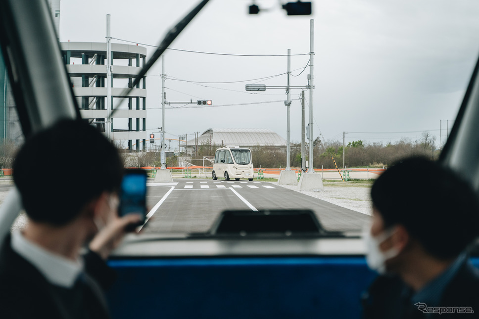 自動運転バス「NAVYA ARMA」乗車中に後続車両を見る《写真撮影 坂本貴史》