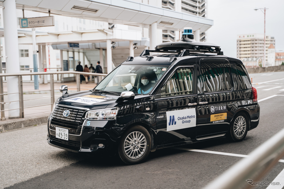 コスモスクエア駅から会場までを送迎する自動運転車両《写真撮影 坂本貴史》