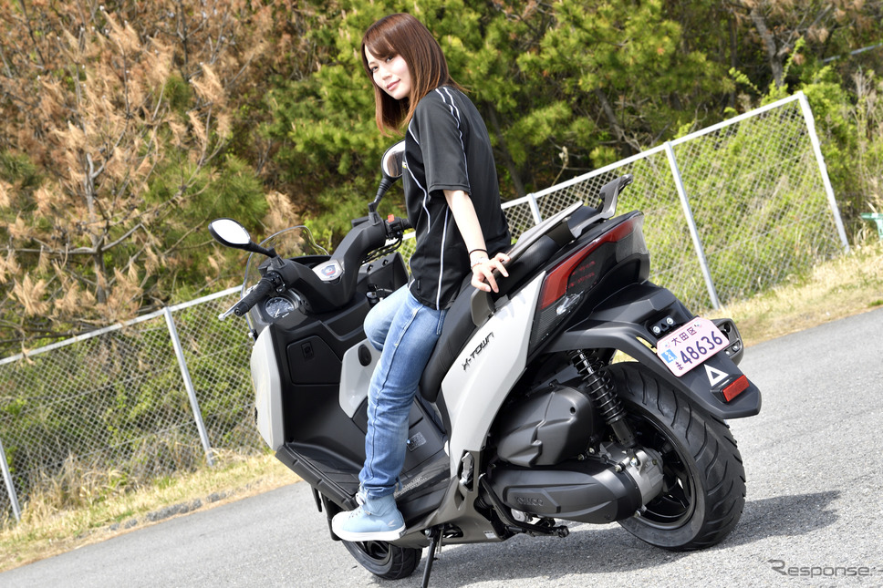 キムコ X-TOWN CT125と小鳥遊レイラさん《写真撮影 雪岡直樹》