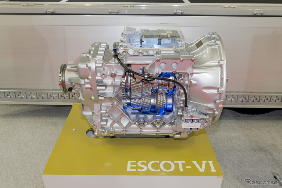 トラックといえば、MT車というイメージだが、ESCOT-VIによる正確で迅速なオートマチックギアチェンジシステムにより、ドライバーの負担が軽減される。《写真撮影 関口敬文》