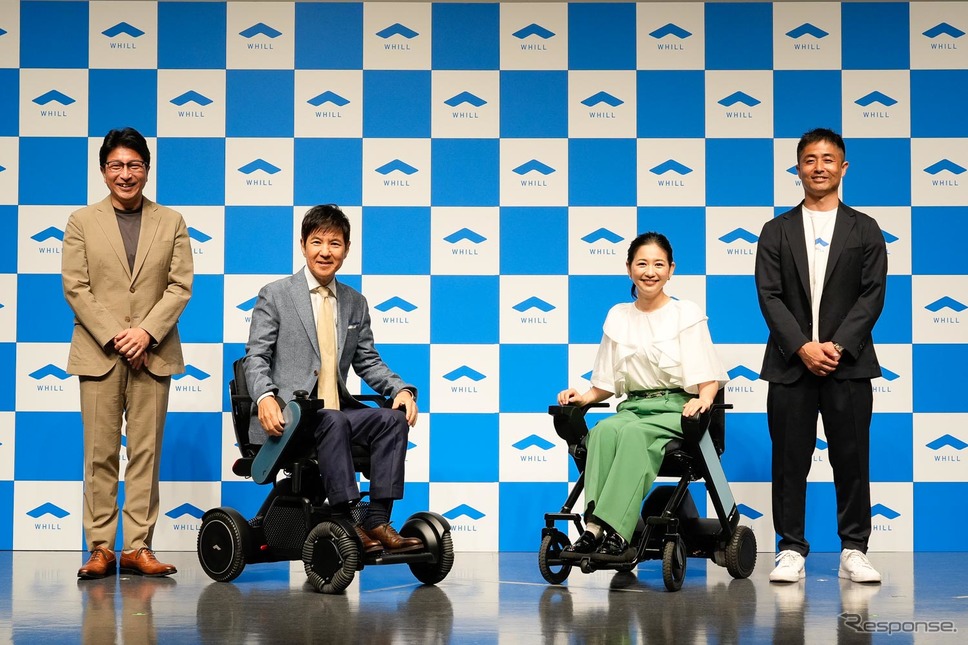 WHILLイベントの参加者。左から交通コメンテーター西村直人氏、関根勤さん、関根麻里さん、WHILLの池田朋宏氏(提供：WHILL)《写真撮影 会田肇》