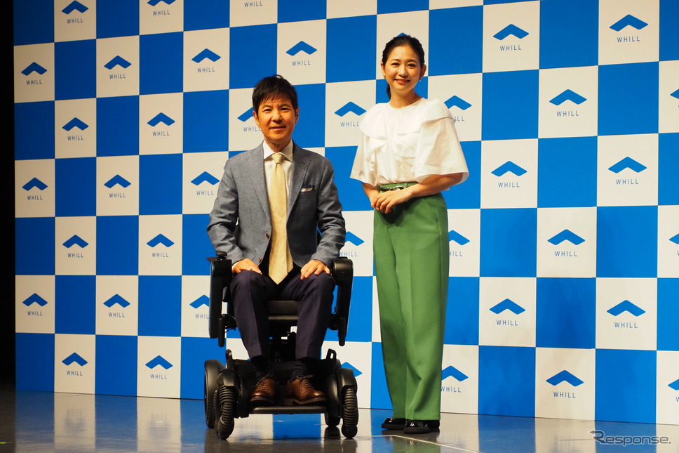 タレントの関根勤さん(左)と関根麻里さん親子《写真提供 WHILL》
