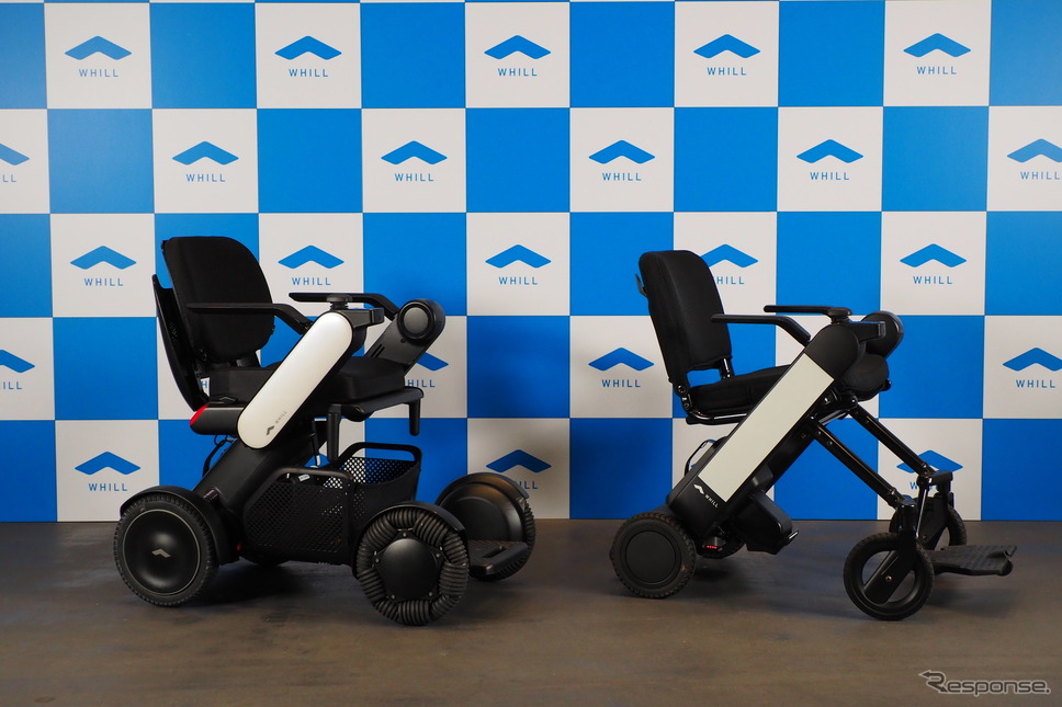 WHILLの電動車椅子。左が「C2」、モデル右が折り畳みがわずか2秒でできる「モデルF」《写真撮影 会田肇》
