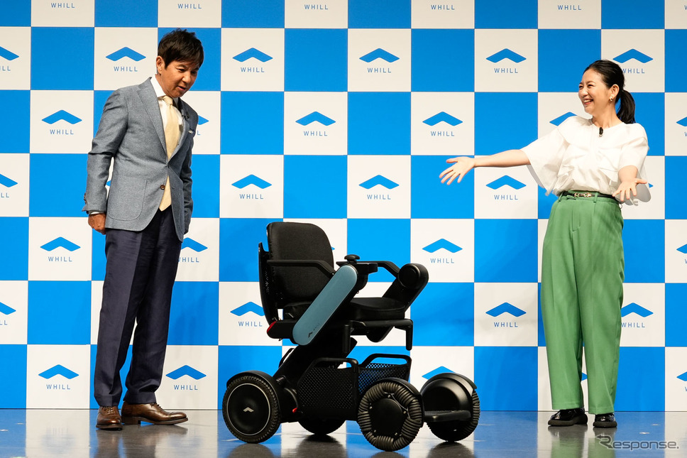 「WHILL ModelC2」をプレゼントされて驚く関根勤さん。「まだ少し時間があるけど、今から慣れておいて」と関根麻里さん《写真提供 WHILL》