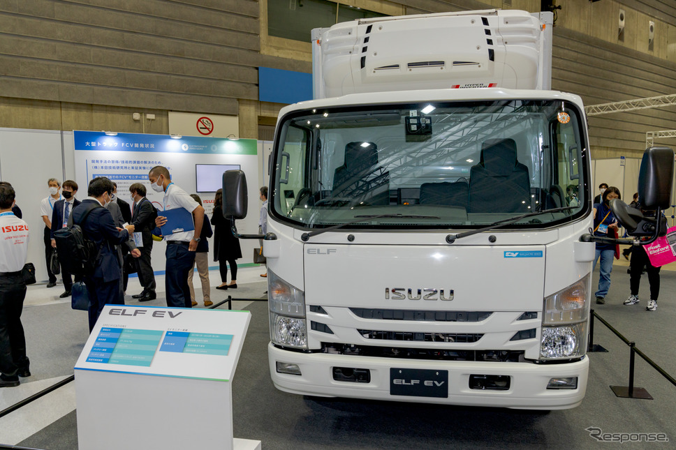実際にモニター車として使われた『ELF EV』を展示。《写真撮影 関口敬文》