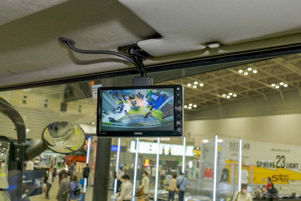 バックミラー部分は当然ながらバックカメラの映像を映し出すモニターとなっている。《写真撮影 関口敬文》