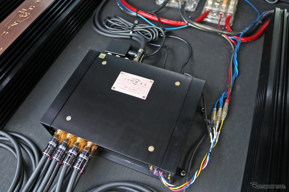プロセッサー機能に加えて音楽プレイヤー機能をオールインワンしたザプコのHDSP-Z16V AD-8Aを中核に据えるシステム。