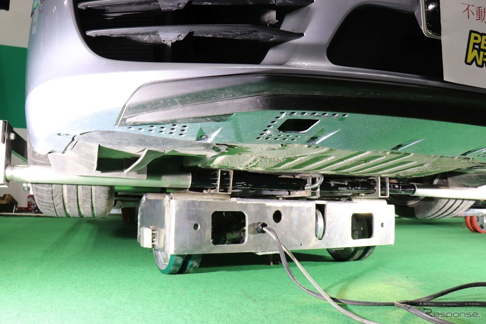 タイヤがなくても自走ユニットが事故車を移動させる。重さ3トンまで耐えられる≪撮影 中尾真二≫