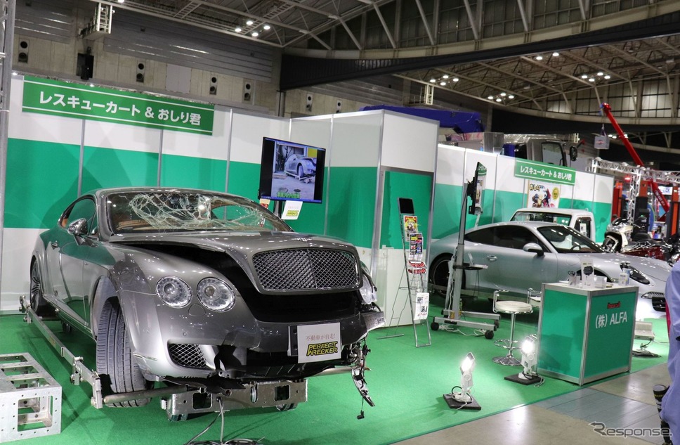 独創的なレスキュー用品を開発するアルファのブース≪撮影 中尾真二≫