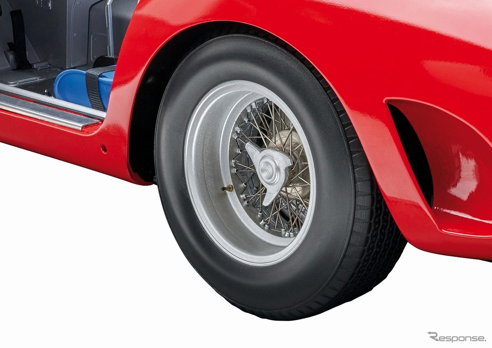 ゴム製のタイヤと精密なスポークホイール《写真提供 デアゴスティーニ・ジャパン》