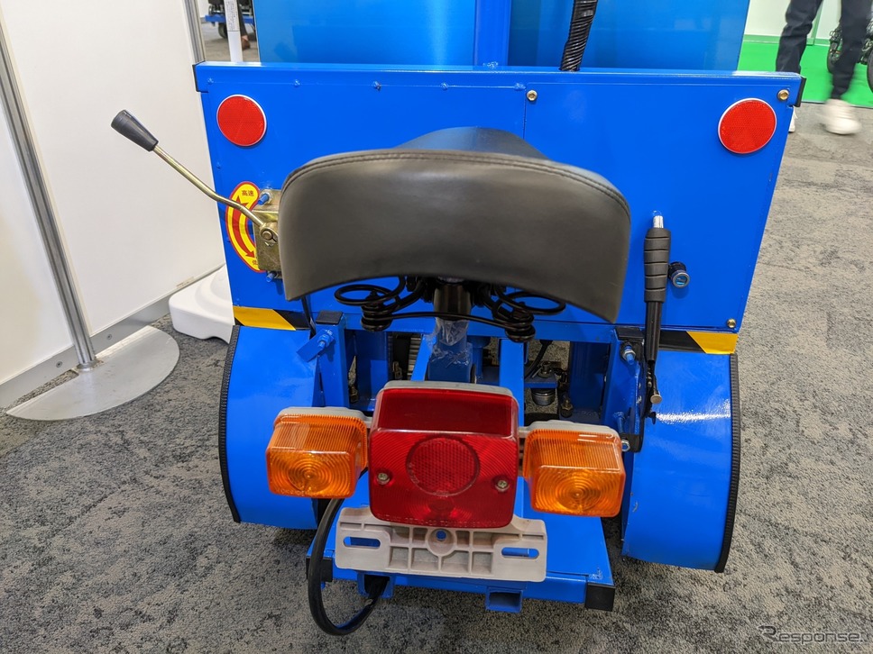 タカオカ自動車工芸が参考出品した電動運転台車《写真撮影 家本浩太》