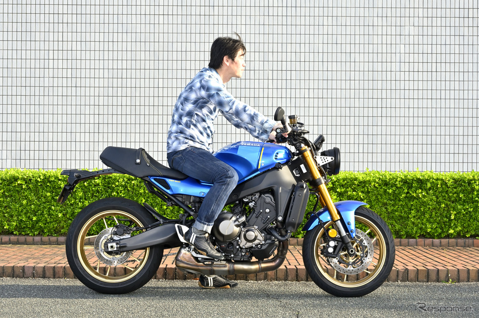 筆者が新型XSR900の足つき性をチェック《写真撮影 雪岡直樹》