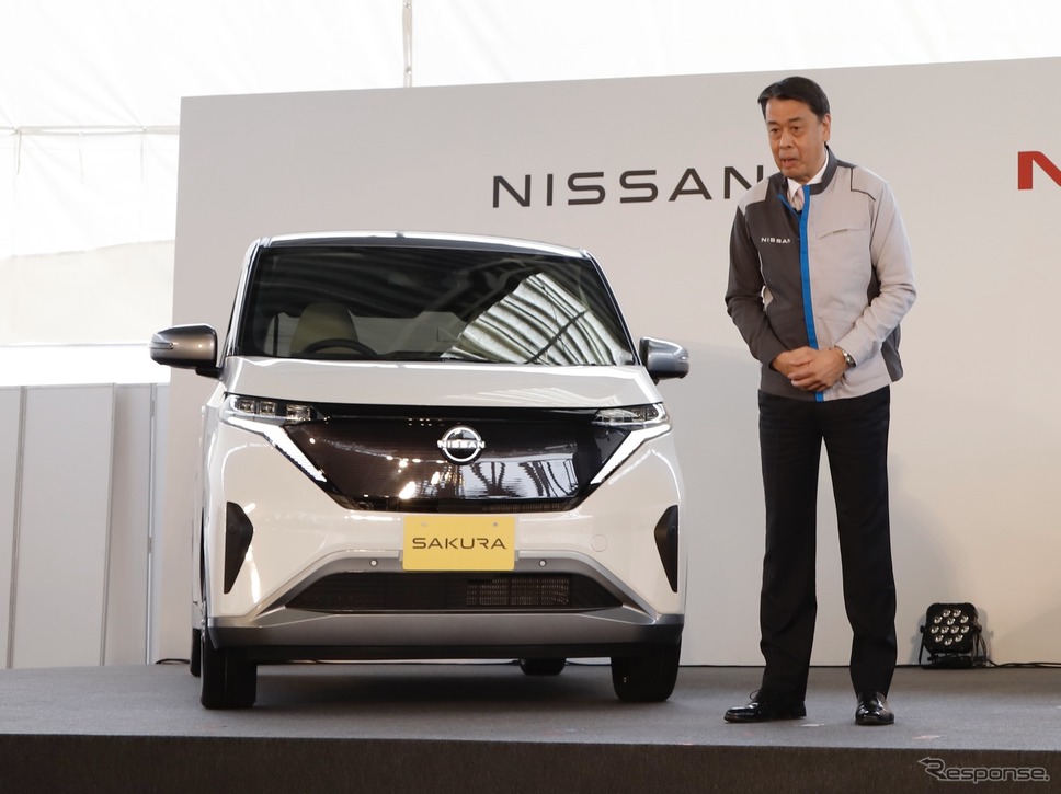 日産サクラと日産自動車の内田社長《写真提供 日産自動車》