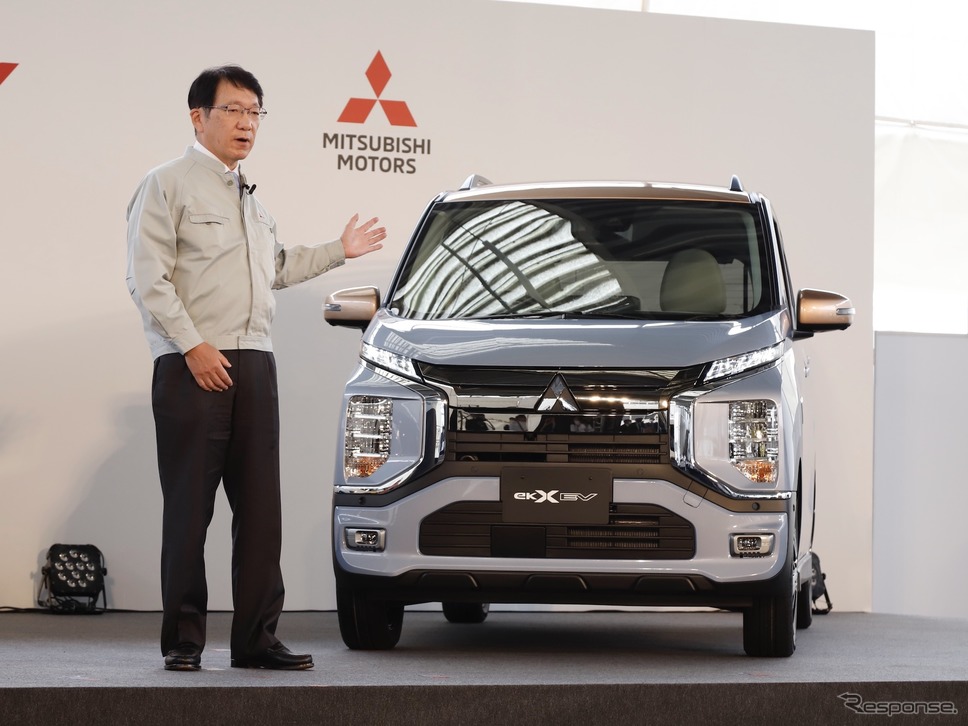 三菱eKクロスEVと三菱自動車の加藤社長《写真提供 三菱自動車》