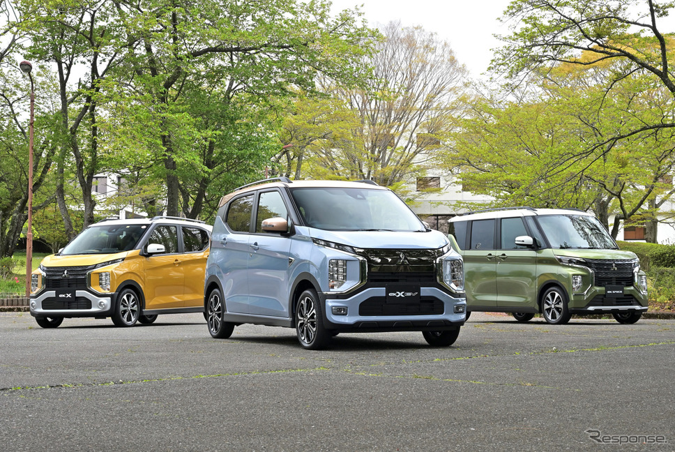 三菱 eKクロスEV(中央)とeKクロスシリーズ《写真撮影 雪岡直樹》