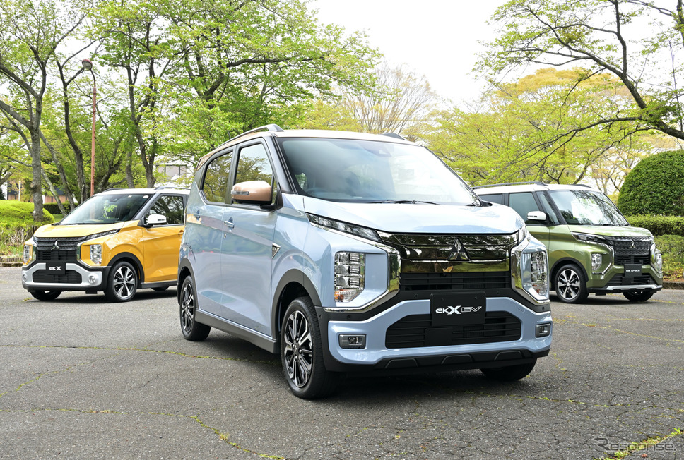 三菱 eKクロスEV(中央)とeKクロスシリーズ《写真撮影 雪岡直樹》