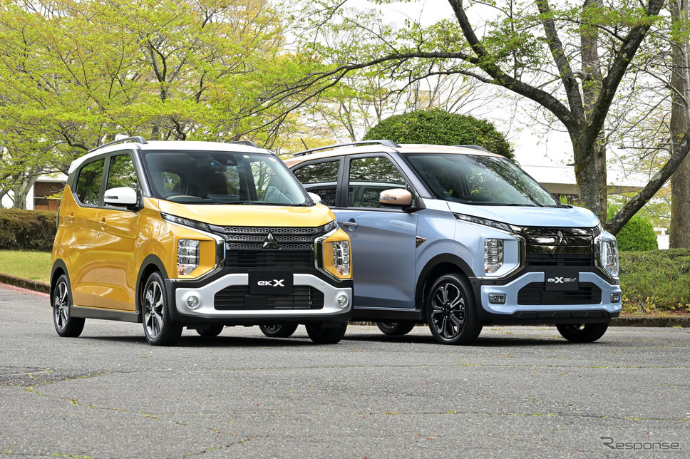 三菱 eKクロスEV(右)とeKクロス(左)《写真撮影 雪岡直樹》