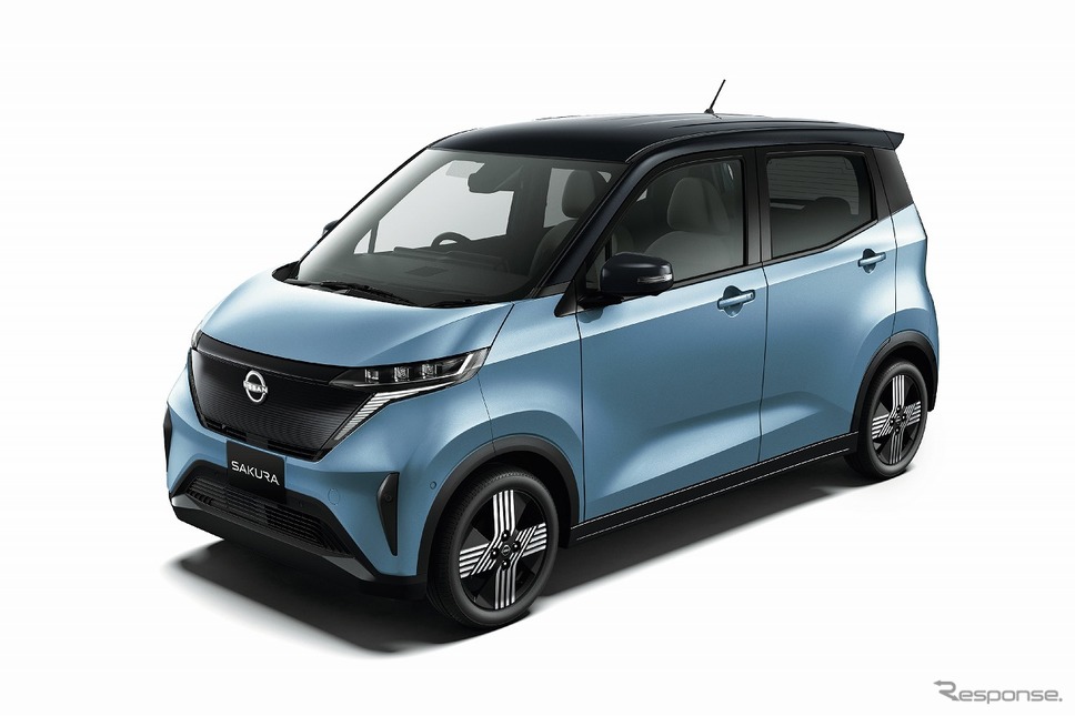 日産サクラ(ソルベブルー/ブラック 2トーン)《写真提供 日産自動車》