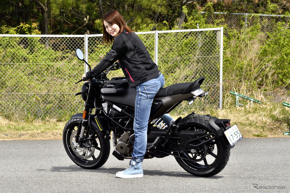 小鳥遊レイラさんとハスクバーナ スヴァルトピレン250《写真撮影 雪岡直樹》