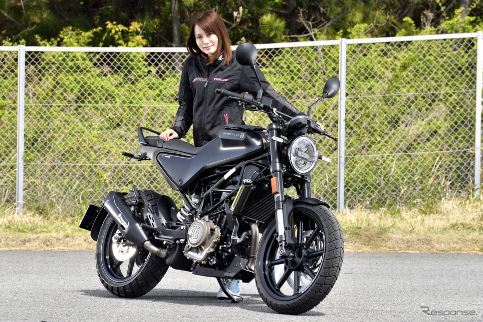 小鳥遊レイラさんとハスクバーナ スヴァルトピレン250《写真撮影 雪岡直樹》