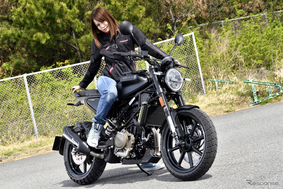小鳥遊レイラさんとハスクバーナ スヴァルトピレン250《写真撮影 雪岡直樹》