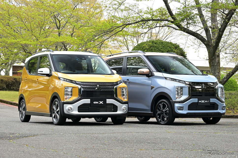 三菱 eKクロスEV(右)とeKクロス(左)《写真撮影 雪岡直樹》