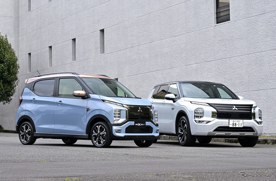 三菱 eKクロスEV(左)とアウトランダー PHEV(右)《写真撮影 雪岡直樹》
