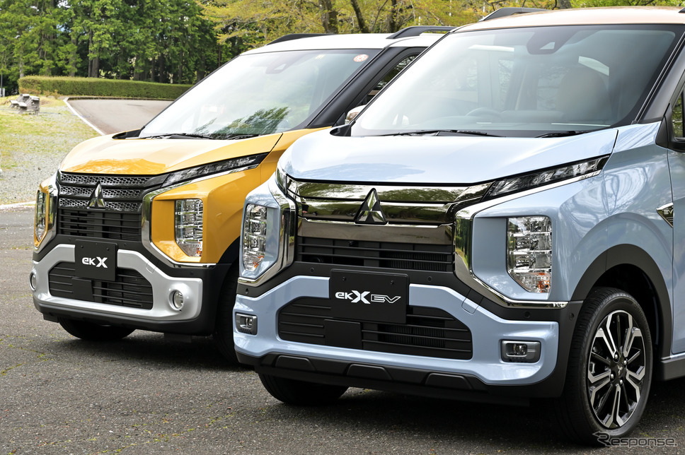三菱 eKクロスEV(右)とeKクロス(左)《写真撮影 雪岡直樹》